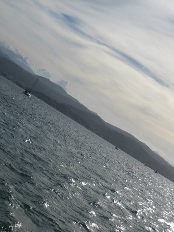 El mar alegre y luminoso entre Santoña y Laredo.