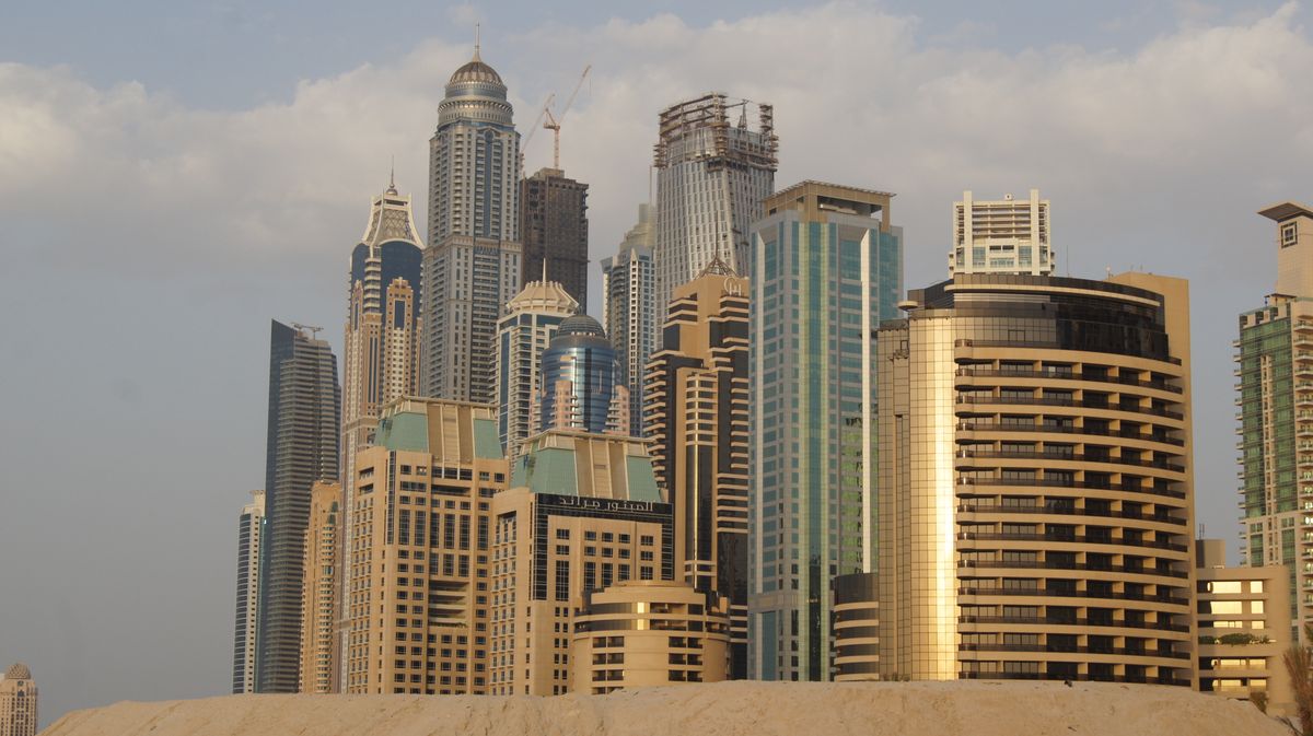 Aanzicht vanaf het strand bij het nieuwe gedeelte van Dubai