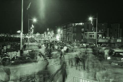 foule dans la nuit