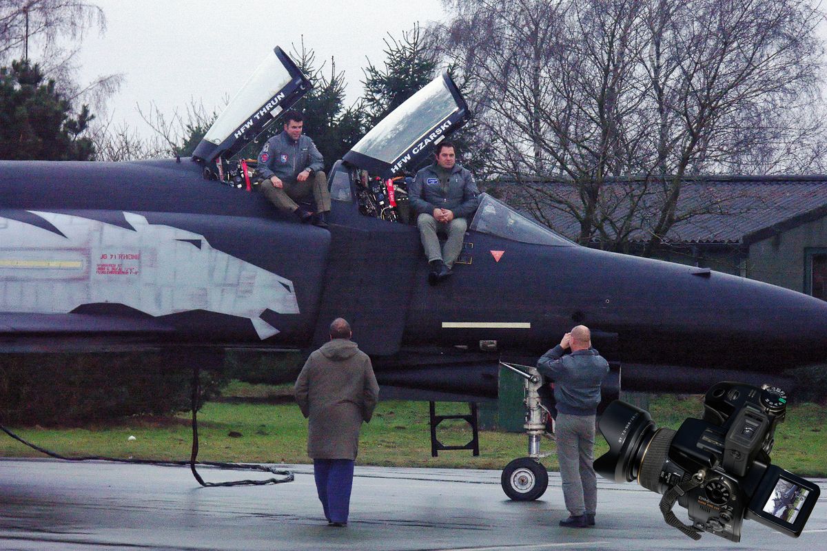 Ein letztes Bild, um diesen Punkt der Zeitgeschichte festzuhalten.  Einer der schwärzesten Tage in Westfalen war die Schließung des Westfalengeschwaders am 15.12.2005. Die 37+11 F-4F "Phantom II" vor ihren letzten Flug nach Wittmundhafen, wo die Maschine für die Nachwelt erhalten werden sollte. Aber mittlerweile wurde die Maschine aus unbekannten Gründen  verschrottet. Zu Postet ein Bild von 2005 : https://community.sony.de/t5/termine-treffen-off-topic/postet-ein-bild-von-2005-bis-egal/m-p/2620776#M26339